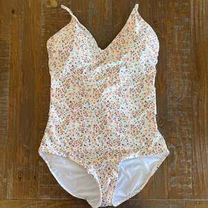 Janela Bay V-Neck Tie Back Floral One Piece Swimsuit, Size L